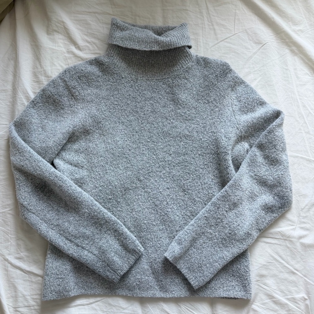 JEANNE PIERRE Light Gray Turtleneck Sweater